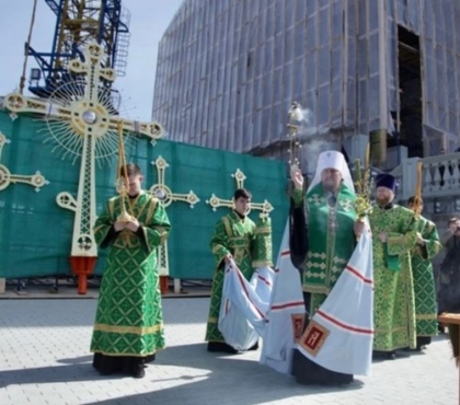 В Челябинске освятили кресты куполов нового кафедрального собора