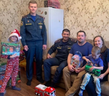 Магнитогорские пожарные поздравили с новым годом Ваню Фокина, спасенного из-под завалов в 2018-м