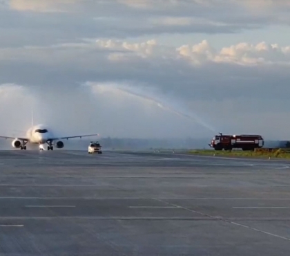 Первый рейс из Стамбула встретили в Челябинске водной аркой