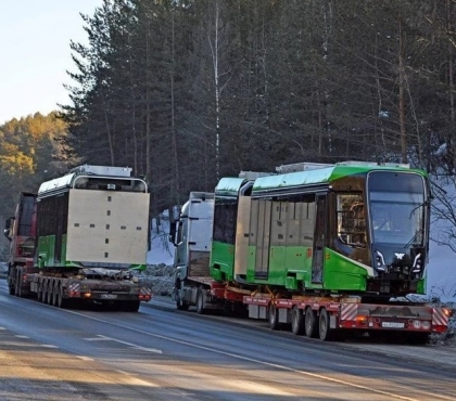 В Челябинск привезли новый трехсекционный вагон для метротрама