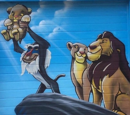 У одной из детских площадок Челябинска нарисовали легендарную сцену из «Короля Льва»