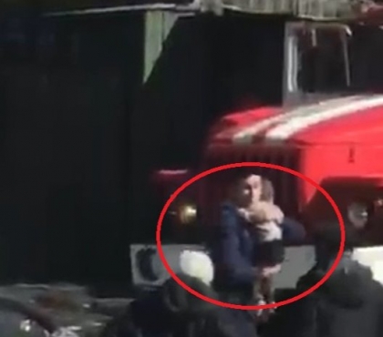 На видео попало, как в Чебаркуле из пылающего дома спасают двух малышей