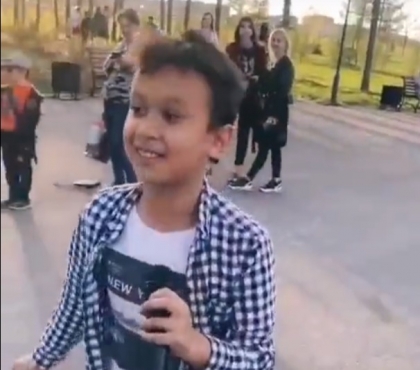 Стоял и пел на улице: десятилетний мальчик из Магнитогорска «взорвал» Tik-Tok