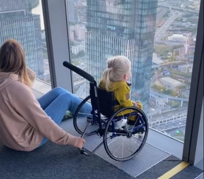 «Большое путешествие маленькой колясочки»: как живет 2-летняя Василиса со СМА, выигравшая в лотерею лекарство за 175 млн