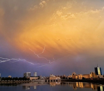 Радуга и молнии одновременно: 12 фото живописной грозы над Челябинском