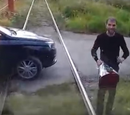 Челябинская романтика: мужчина перегородил дорогу трамваю, чтобы подарить девушке букет
