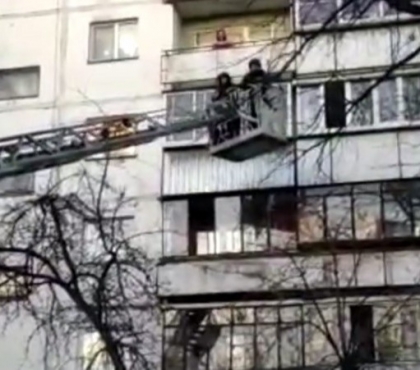 В Челябинске спасли мальчика, который чуть было не сорвался с карниза 4-го этажа