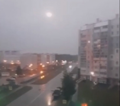 Челябинец снял на видео огромную шаровую молнию