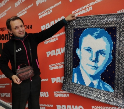 Челябинец собрал портрет Юрия Гагарина из кусочков оберточной бумаги