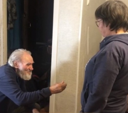 Бывший бездомный дед Толик в 76-лет сделал предложение своей возлюбленной
