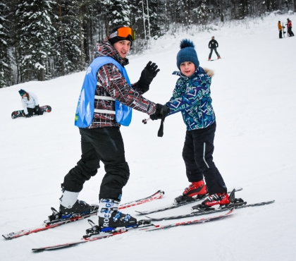 В горы после уроков: в Челябинской области школьников бесплатно научат кататься на лыжах и сноуборде