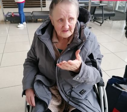 Уральский приют спасает слепую бабушку из Челябинской области, которую сын привёз в Москву и бросил