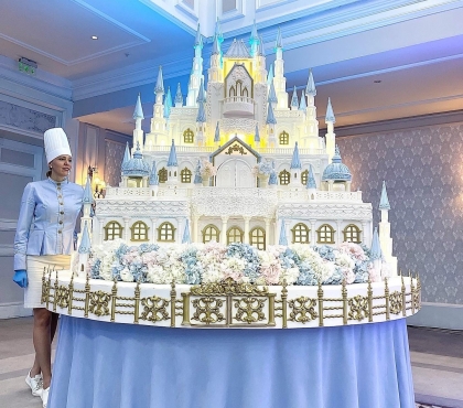Кондитер из Челябинска приготовила торт в виде сказочного замка высотой с человеческий рост