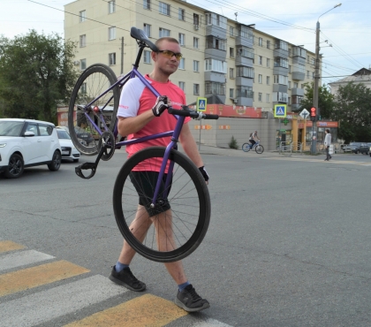 Доставляет заказы в полтора раза быстрее: в Челябинске на работу курьером взяли бывшего велогонщика
