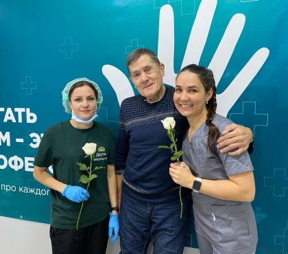 Пациент челябинской поликлиники для бездомных подарил медсестрам белые розы