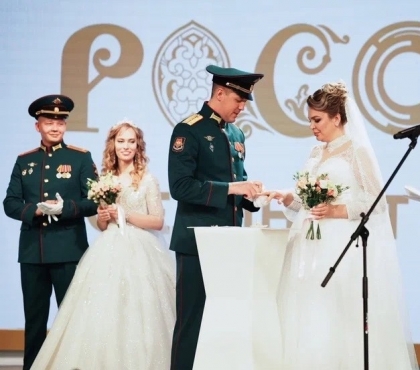 Бойцы СВО-южноуральцы взяли отпуск, чтобы сыграть свадьбы прямо на выставке «Россия» в Москве