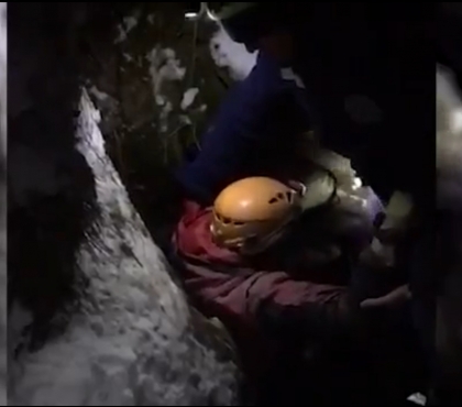 В Челябинской области спасатели вызволили туристку, застрявшую в пещере