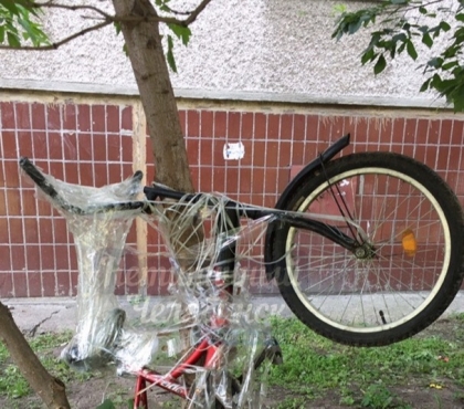 Челябинцев насмешил велосипед, примотанный к дереву скотчем