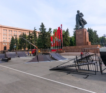 На площади Революцию начали строить скейт-парк