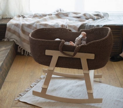 Сделано с любовью: реаниматолог из Челябинска вяжет люльки для малышей из полиэфирных шнуров