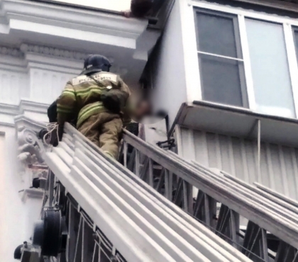 В центре Челябинска пожарные спасли девушку от падения с четвертого этажа