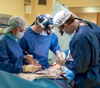 Спасли от инсульта: челябинские кардиохирурги удалили из сердца пенсионерки опухоль размером с абрикос