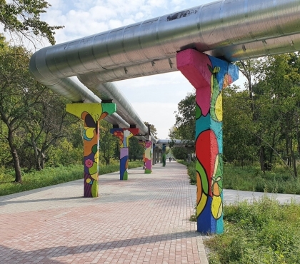 В Челябинске раскрасили столбы, подпирающие трубы теплотрассы на Плодушке