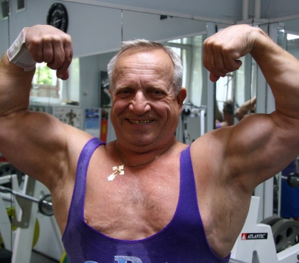 Теперь я тренирую внука: бодибилдер из Озерска в 68 лет сохранил отличную форму и работает фитнес-инструктором