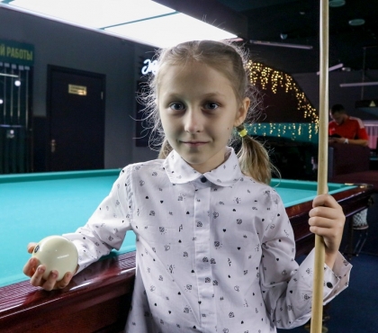 Семилетняя девочка из Челябинска научилась играть в бильярд и обыгрывает взрослых