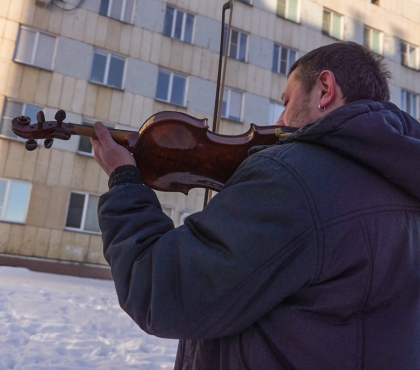 Скрипач Челябинского оперного театра сыграл под окнами роддома