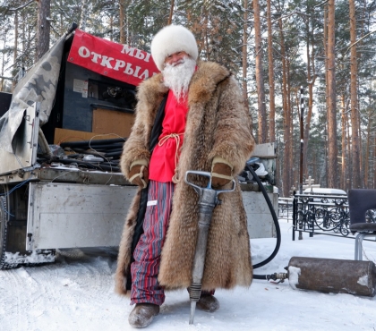 «Это из-за шубы и бороды»: пожилого автокомпресорщика из Челябинска принимают за Деда Мороза