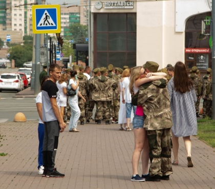 В Челябинске формируют два батальона добровольцев и уже отправили первую группу на фронт: фоторепортаж
