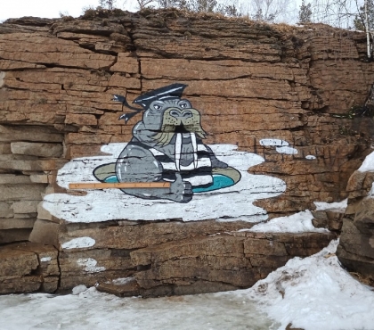 Наскальная живопись: челябинцы обратили внимание на граффити моржа в тельняшке