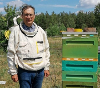 Получает пчёл по почте и кочует с ними по области: пчеловод из Троицка рассказал о своей профессии