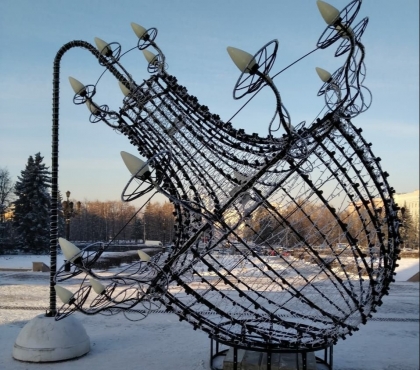 В центре Челябинска установили арт-объект в виде люстры