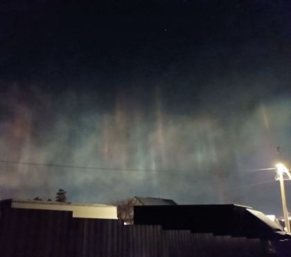 Похоже на северное сияние: в Миассе сфотографировали загадочное свечение в небе