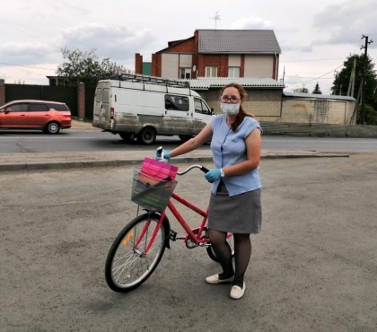 Жители поселка Шершни подарили велосипед девушке-почтальону