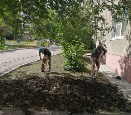 Газон своими руками, новые окна и крючки на двери: как жильцы простой «панельки» в Челябинске делают свой дом лучше