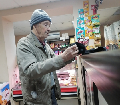 Заблудился и мог замерзнуть на улице: в Челябинске продавец магазина спас пенсионера, который потерял память