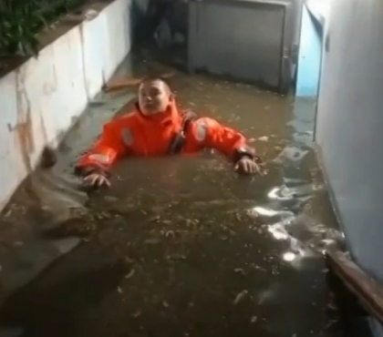 В Челябинске спасли женщину, которая чуть было не утонула в затопленном из-за ливня магазине
