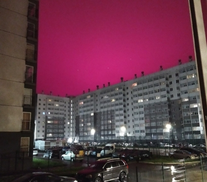 Ночное небо над микрорайоном Чурилово окрасилось в пурпурный цвет