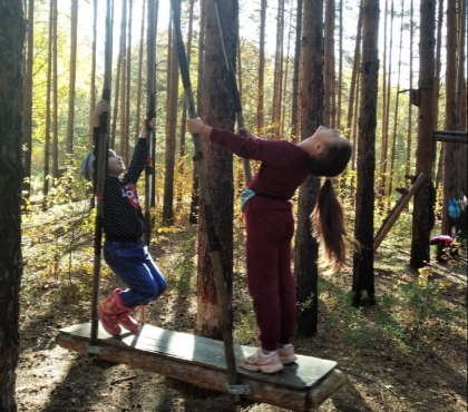С тарзанкой и штангами: в челябинском лесу неизвестный построил детский городок из сосновых бревен