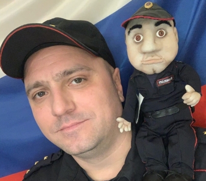 «Плюшевый полицейский»: в Озерске участковые начали дарить друг другу портретные куклы