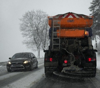 Сбавьте скорость на дороге: челябинцев предупреждают о снеге и гололедице