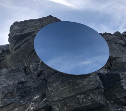 250 кривых зеркал: на карьере под Саткой установили стеклянный ленд-арт
