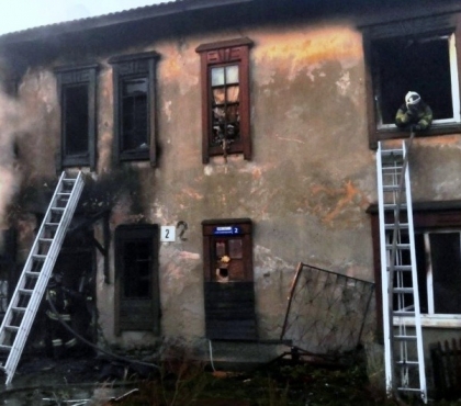 Двухлетнего малыша ловили из окна на одеяло: в Челябинской области пожарный спас мать с двумя детьми из горящей квартиры