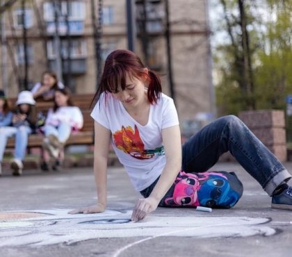 В Челябинске художница рисует на асфальте, чтобы отвлечь детей от телефонов