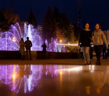 Приходите, когда стемнеет: смотрим, как в Челябинске заработал поющий фонтан на площади Революции