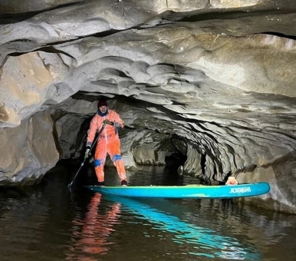 Сапбордисты из Челябинска устроили сплав по реке внутри самой длинной пещеры Южного Урала