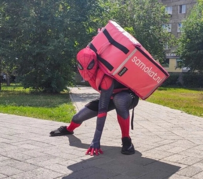 Спасает людей от голода: по улицам Магнитогорска ездит велокурьер в костюме Человека-паука